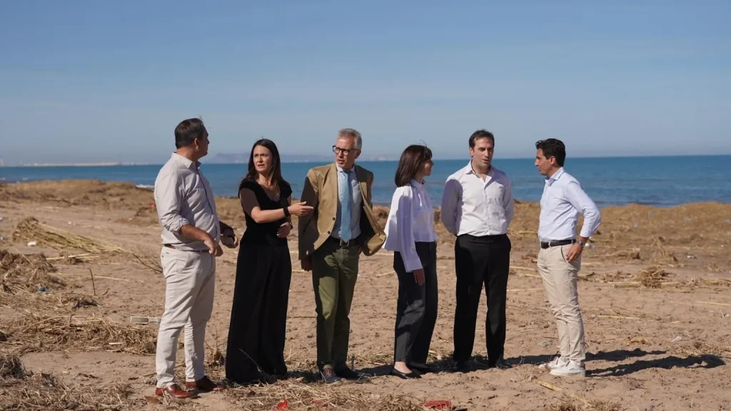 Representantes institucionales y de la Federación de Campings en la playa de Oliva afectada por el temporal