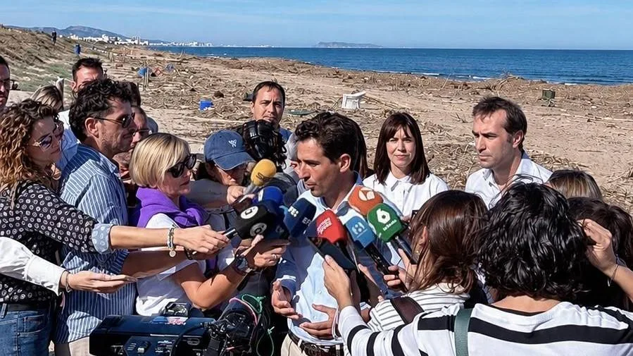Atención a los medios en la playa de Oliva durante la visita institucional tras el temporal